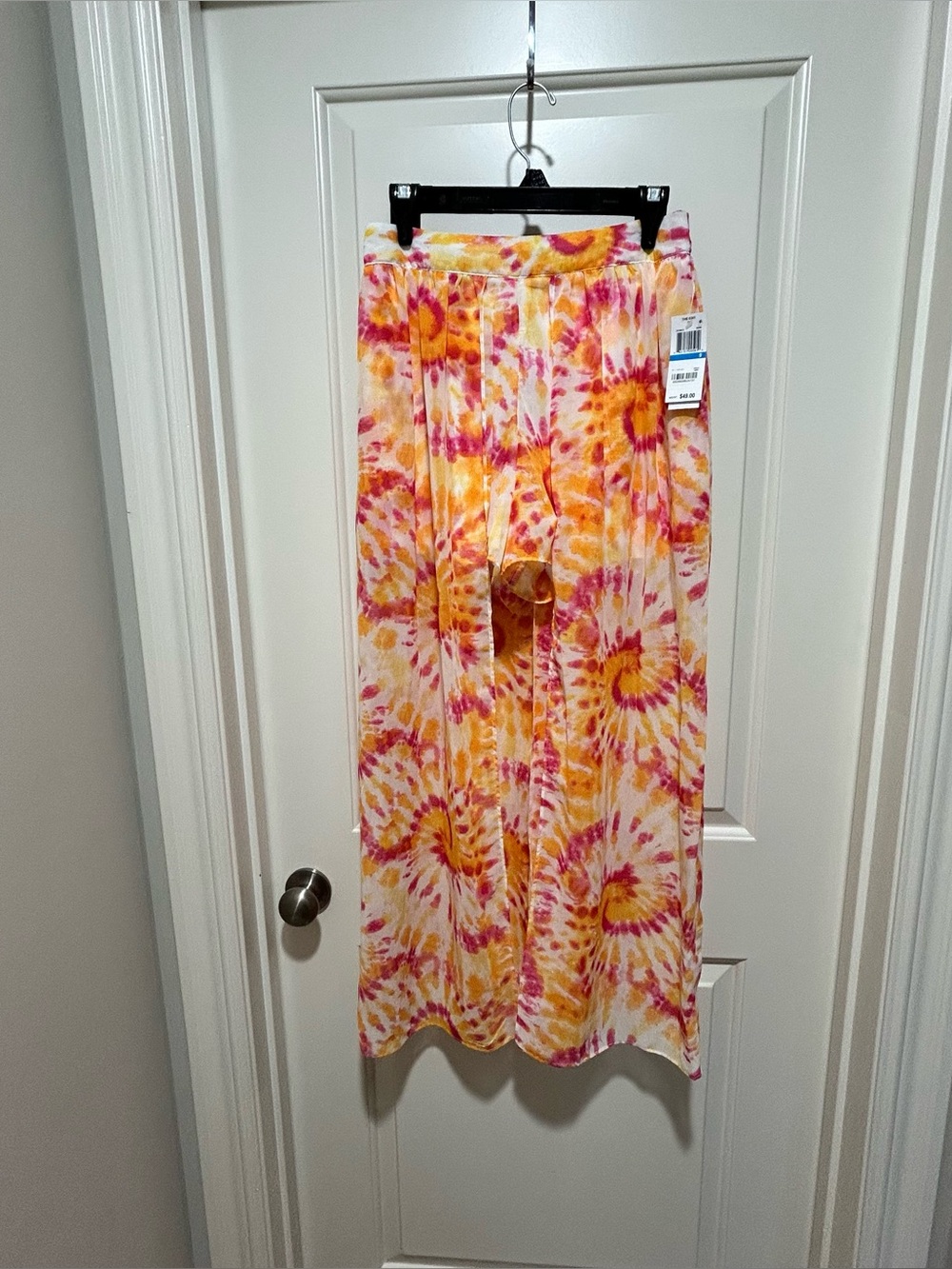 The Edit by Seventeen NWT women’s size 9 Skirt with built in lined shorts. Zips